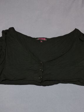 Annabelle Black Cropped V-Neck Button-Up Top